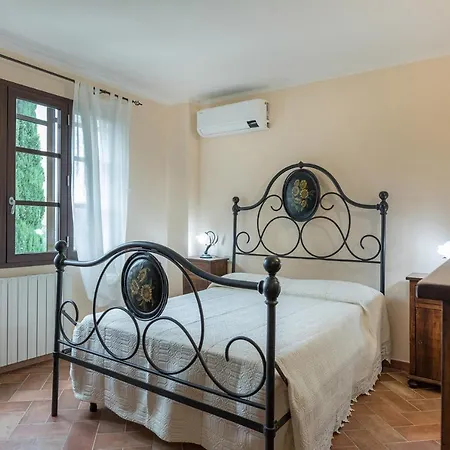 Montepescini Apartment *