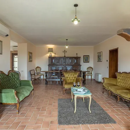 Apartment Montepescini *